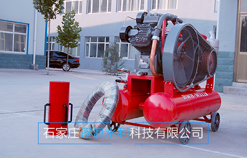 逐浪水利在我愛發(fā)明節(jié)目展示新型防汛氣動打樁機(jī)